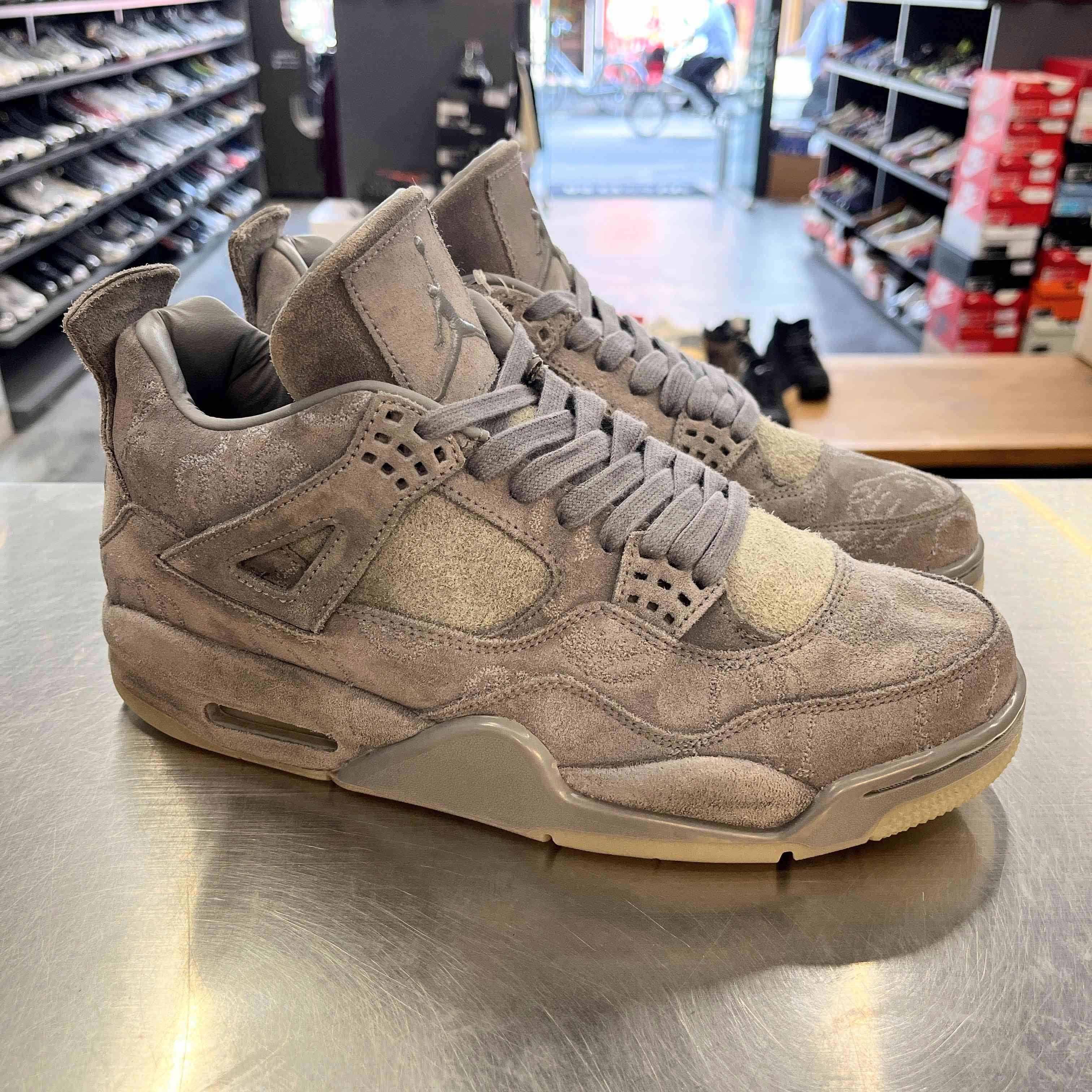 【US9.5】 AIR JORDAN 4 RETRO KAWS 930155-003 【USED】