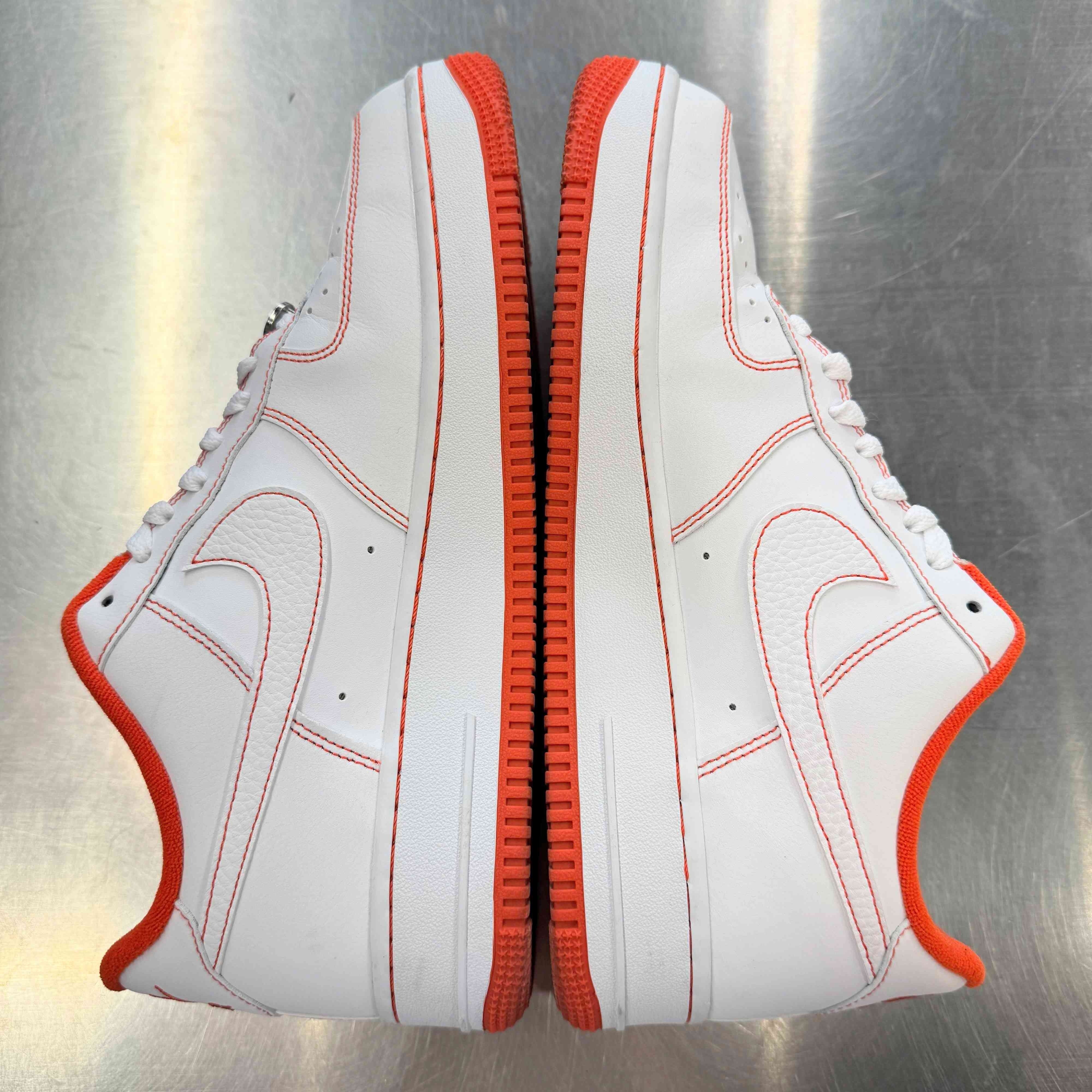 【US9.5】 NIKE AIR FORCE 1 '07 LV8 EMB CT2585-100 【USED】