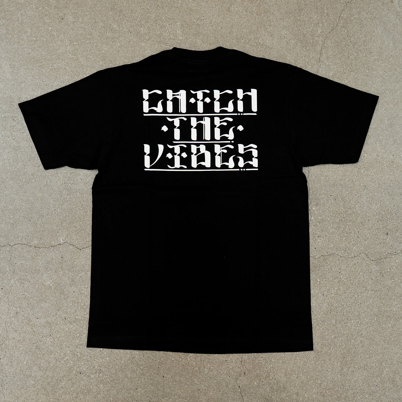 CATCH THE VIBES LOGO TEE Black L