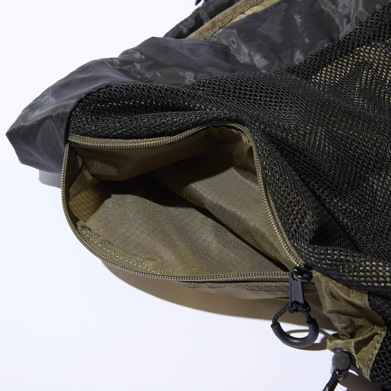Diaspora skateboards 2way Vacation Bag Khaki | WORM TOKYO