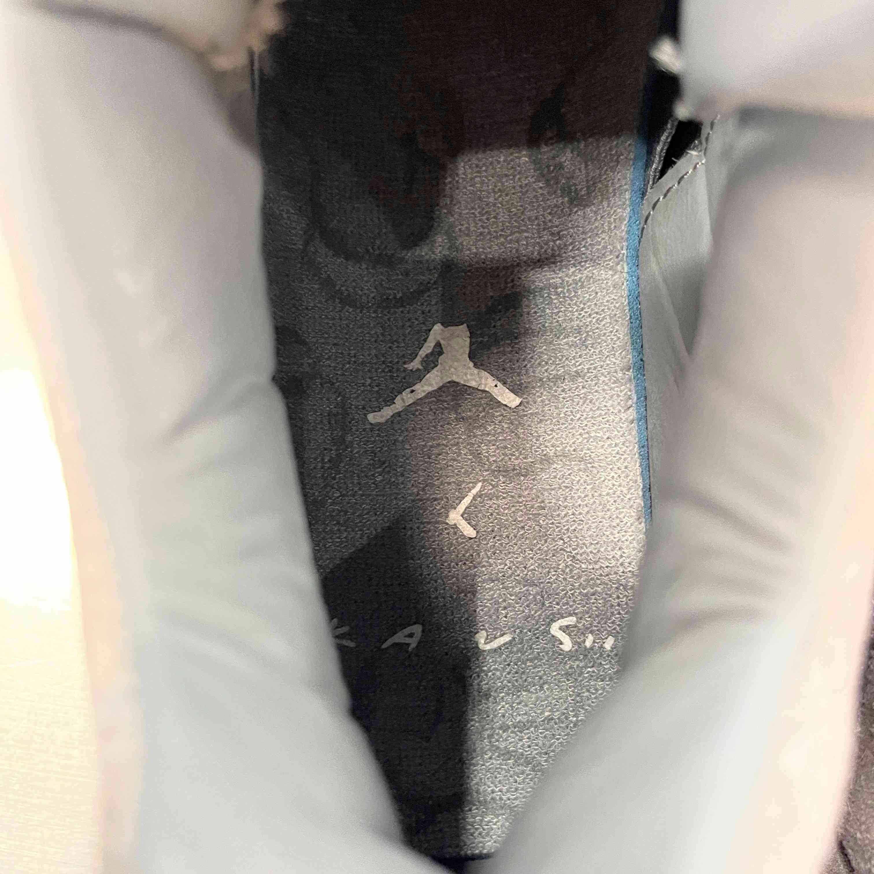 【US9.5】 AIR JORDAN 4 RETRO KAWS 930155-003 【USED】