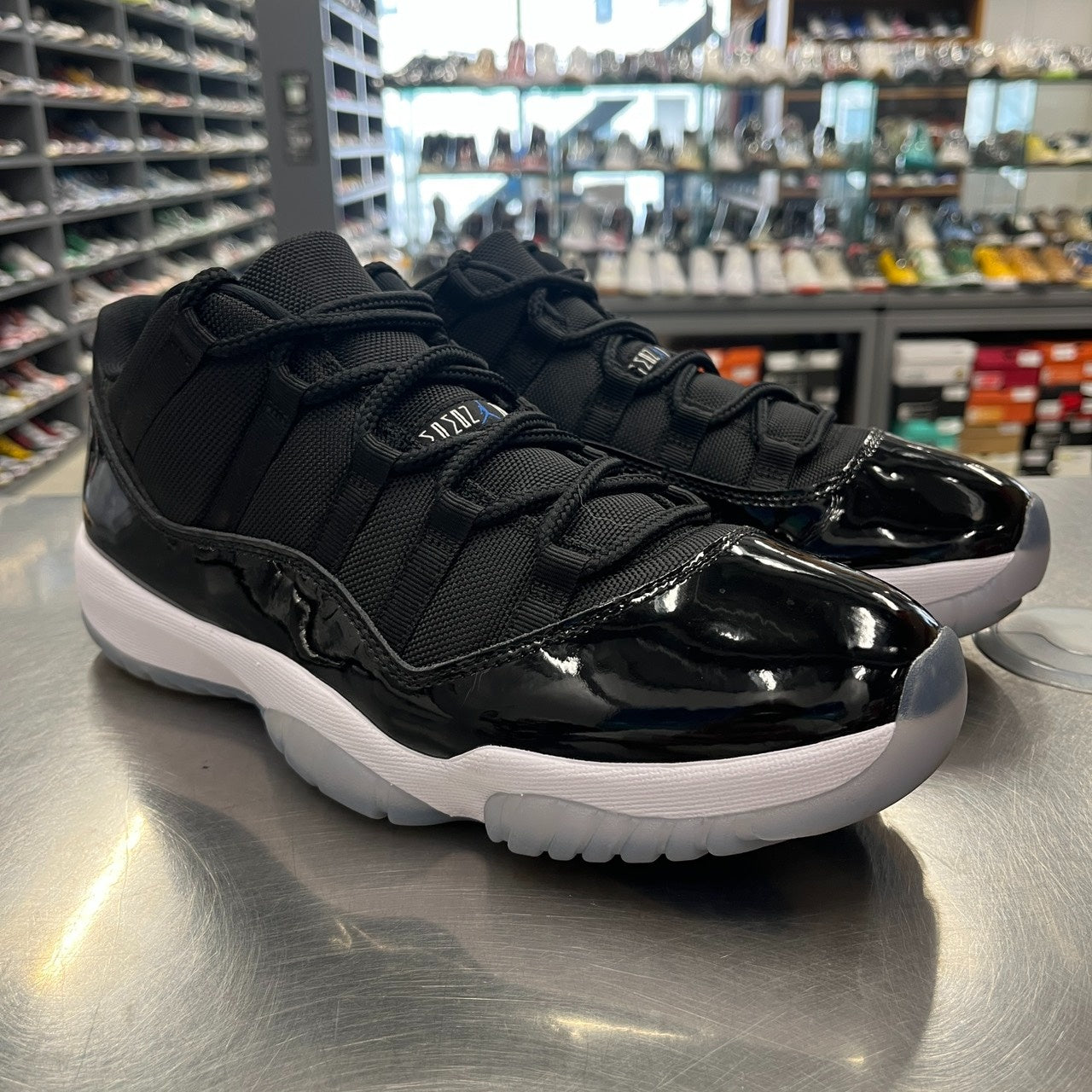 値下げしました エアジョーダン 11 ロー ブラック EV5104-004 US10】 AIR JORDAN 11 RETRO LOW Space Jam FV5104-004 【USED