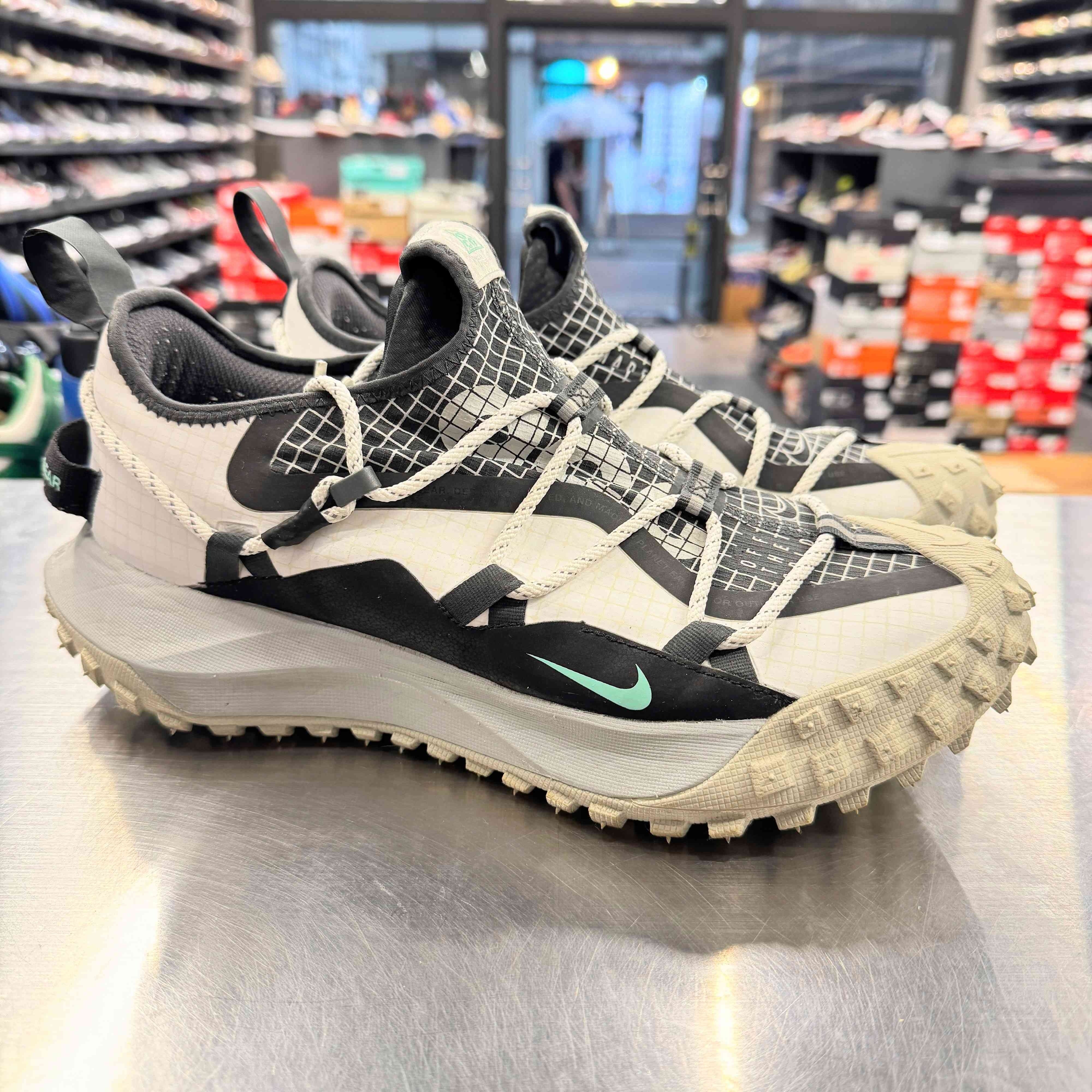 【US10】 NIKE ACG MOUNTAIN FLY LOW SE DO9334-100 【USED】