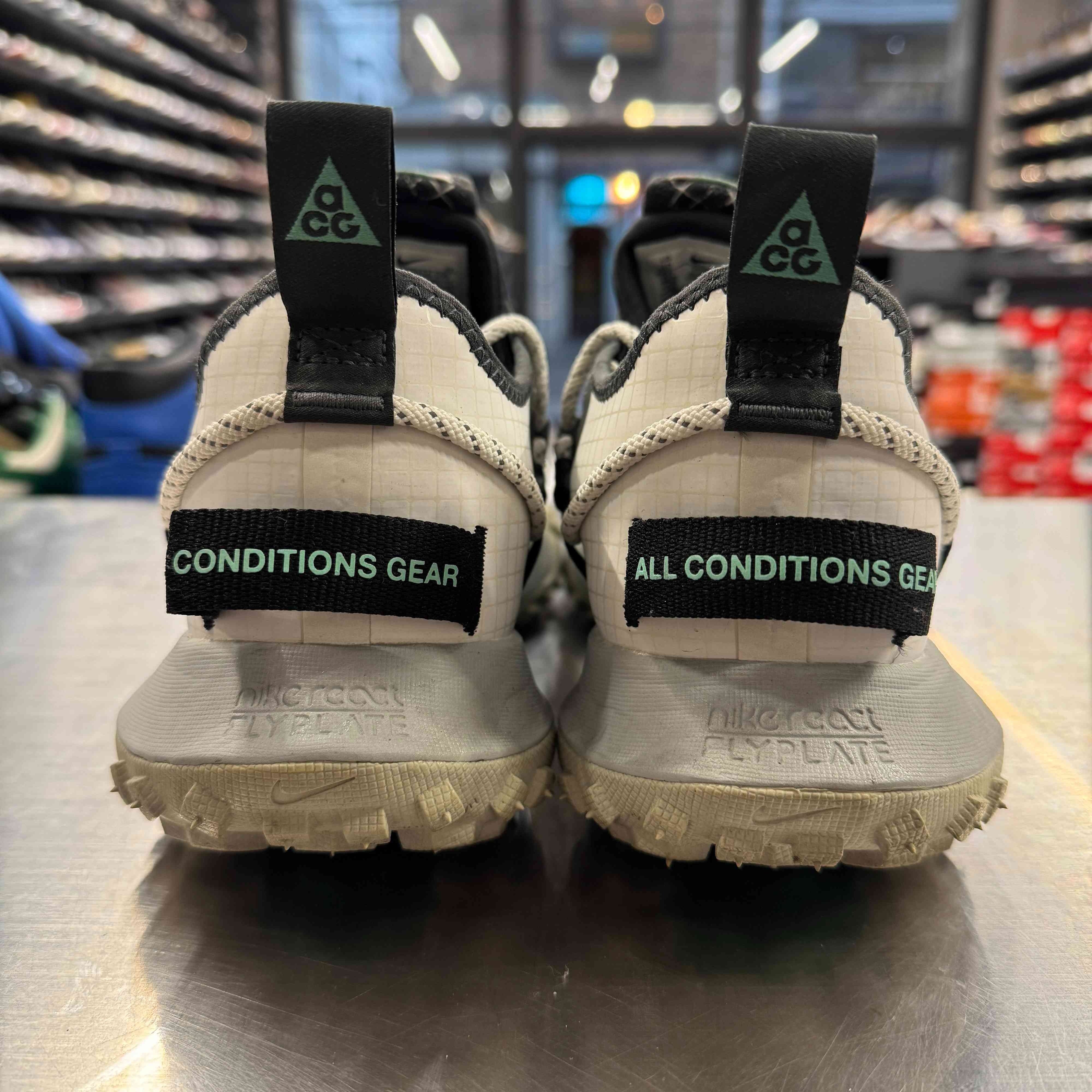 【US10】 NIKE ACG MOUNTAIN FLY LOW SE DO9334-100 【USED】