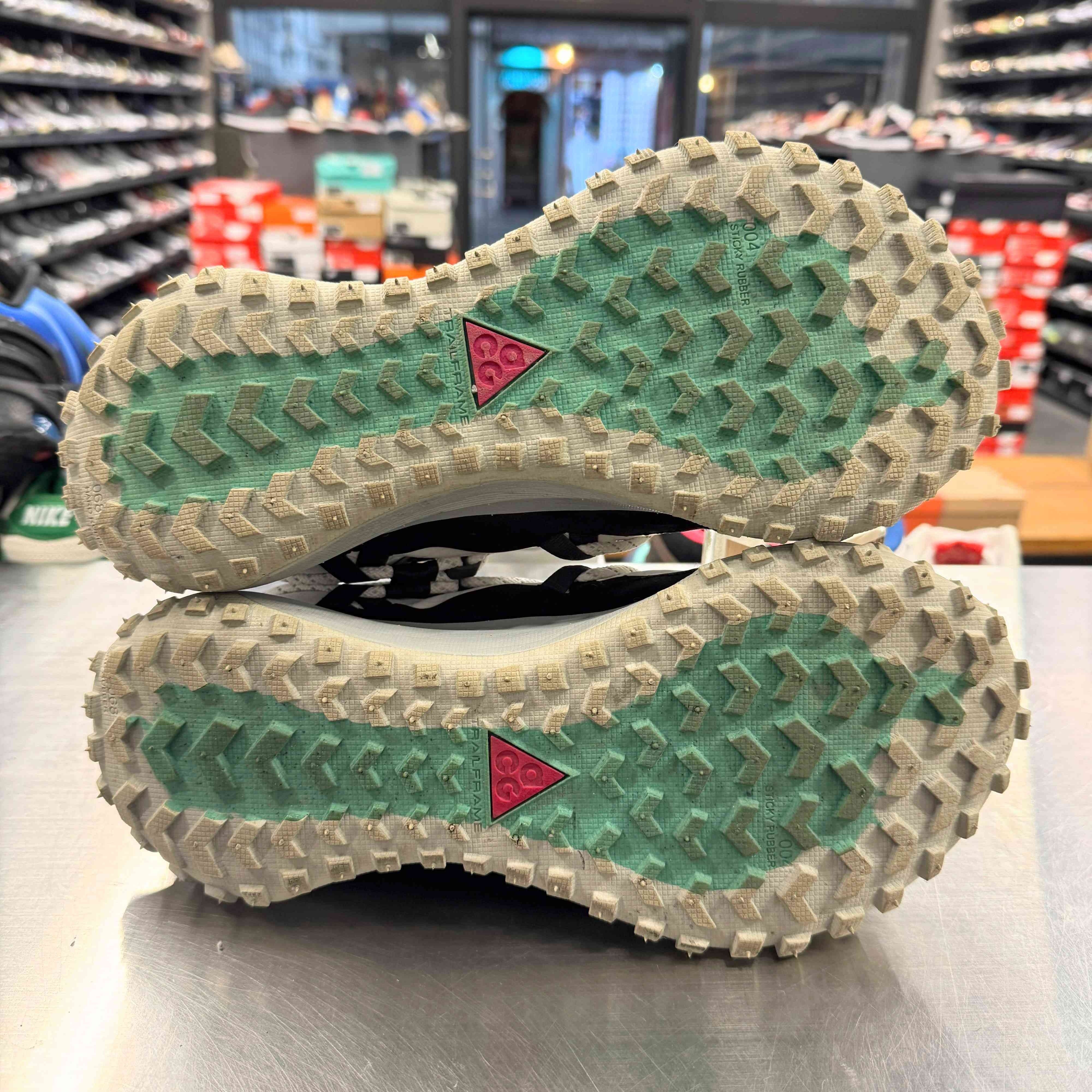 【US10】 NIKE ACG MOUNTAIN FLY LOW SE DO9334-100 【USED】